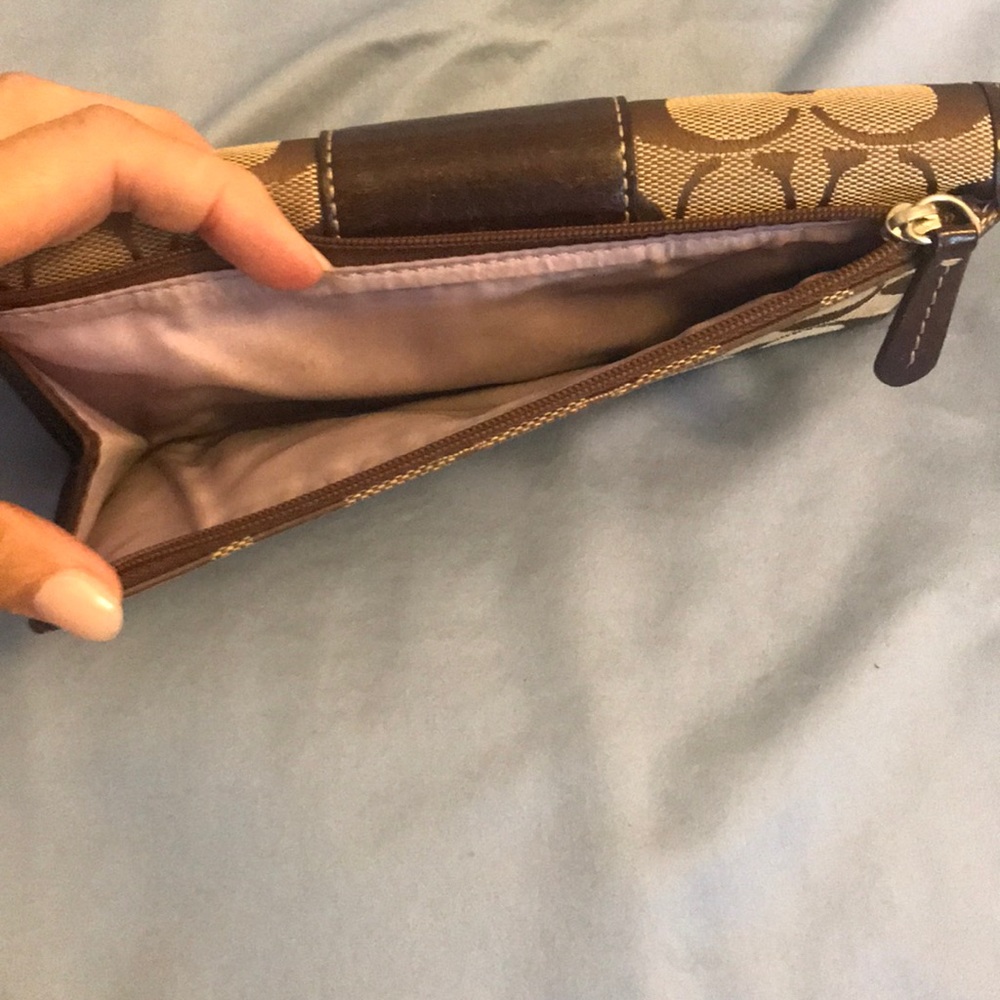 Coach Signature Wallet - Picture 4 of 8